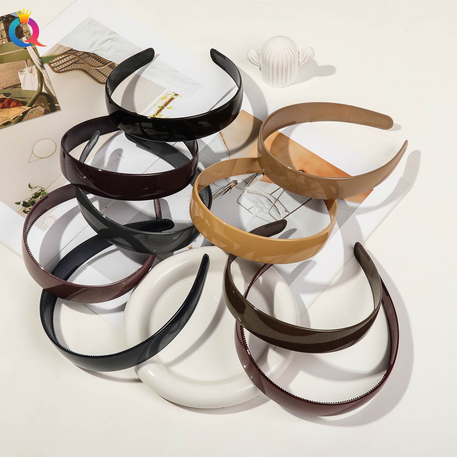The Qiyue Cross-border hair Tie and Face Wash sports hairband is simple, versatile and high-end. It features a toothed headband that is anti-slip, can press and bind hair for women Application Scenario