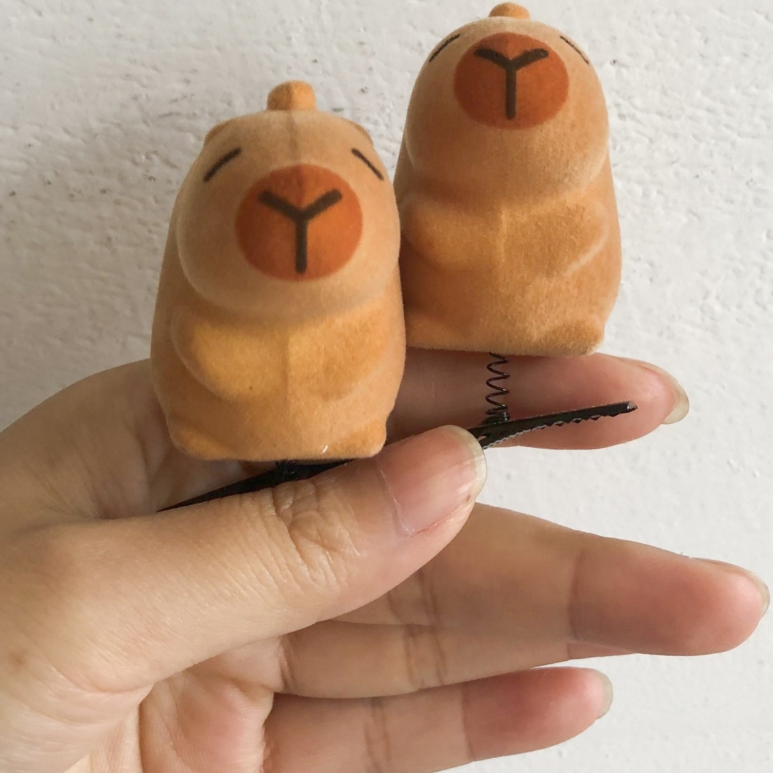 Capibara plush toy grab for women, large spring and summer cartoon cute capybara hair clip, furry shark hair clip accessory Specification drawing