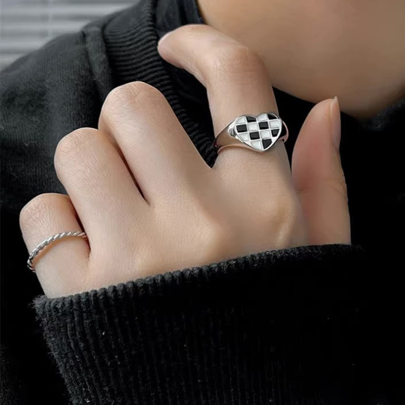 Korean-style checkerboard heart-shaped ring, retro and fashionable black and white checkered open ring, unique hip-hop punk index finger ring full figure