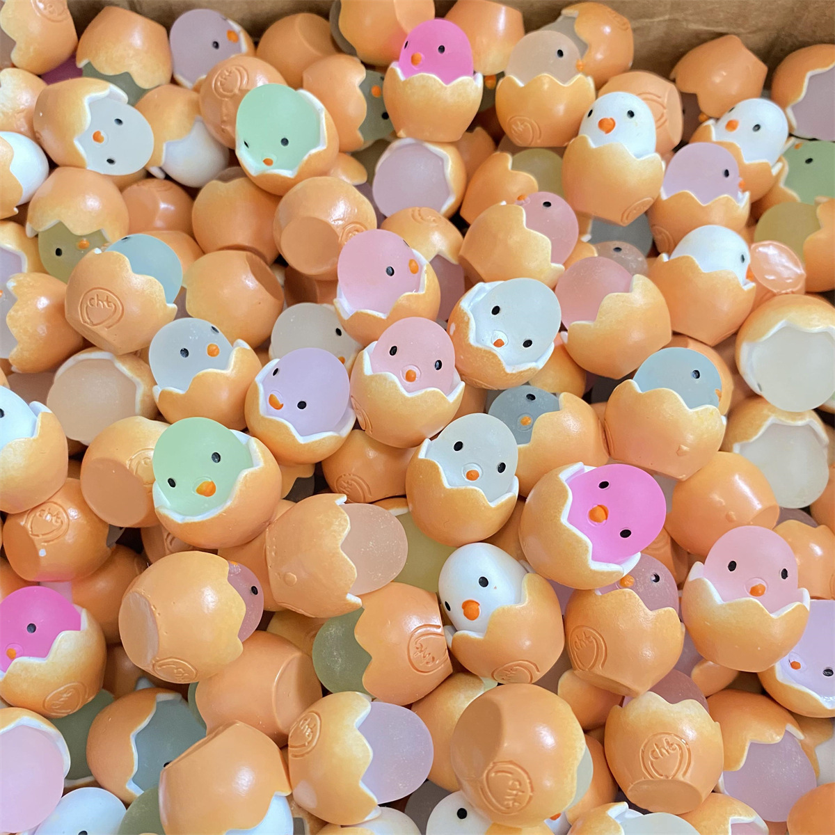 Resin accessories, cartoon cute hatched-out little chicken, glow-in-the-dark diy small accessories, planner, children's playhouse ornaments details Picture