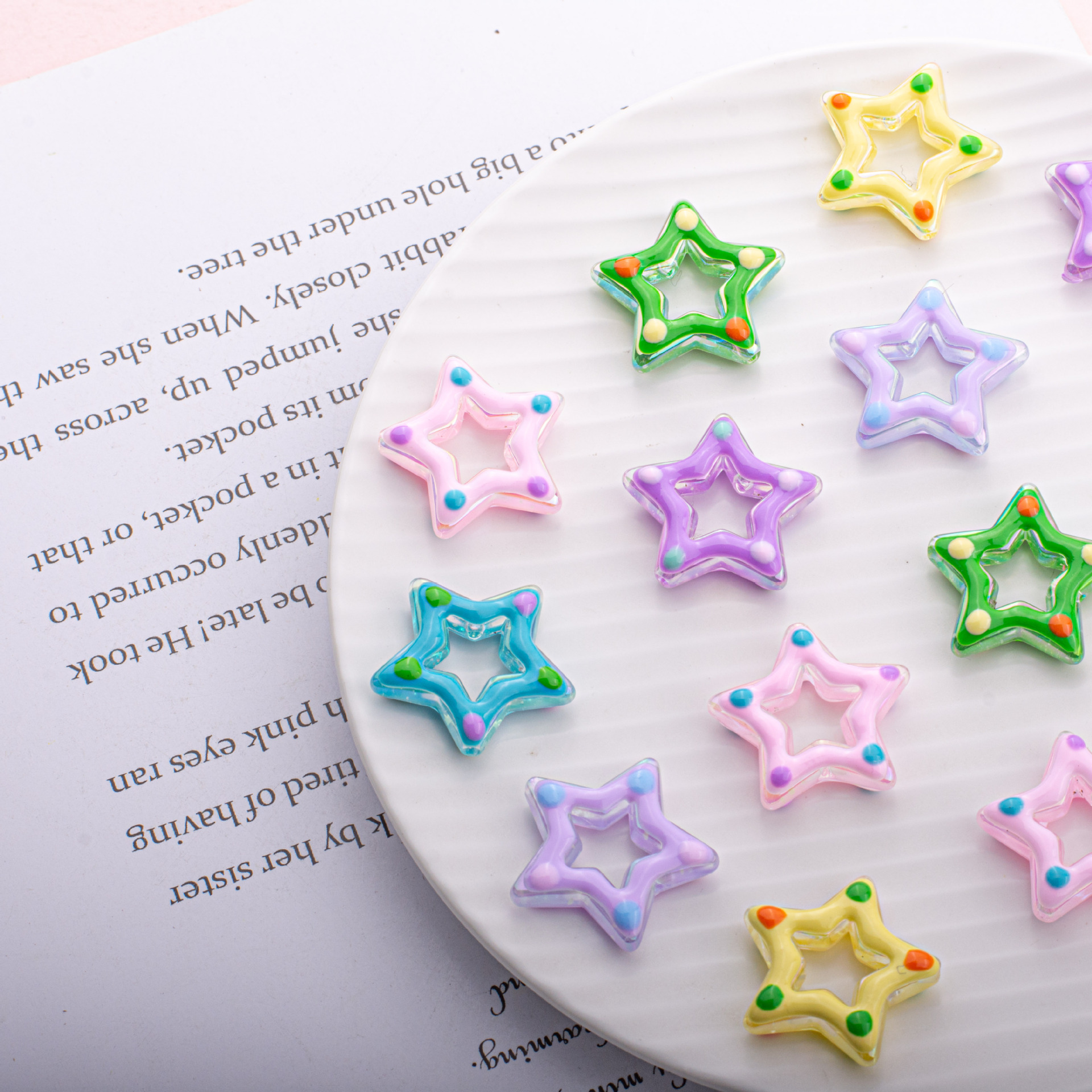Hand-painted five-pointed star beads, diy jewelry accessories, pen strings, mobile phone chains, car hangers, bags, handcrafted accessories, scattered beads Application Scenario
