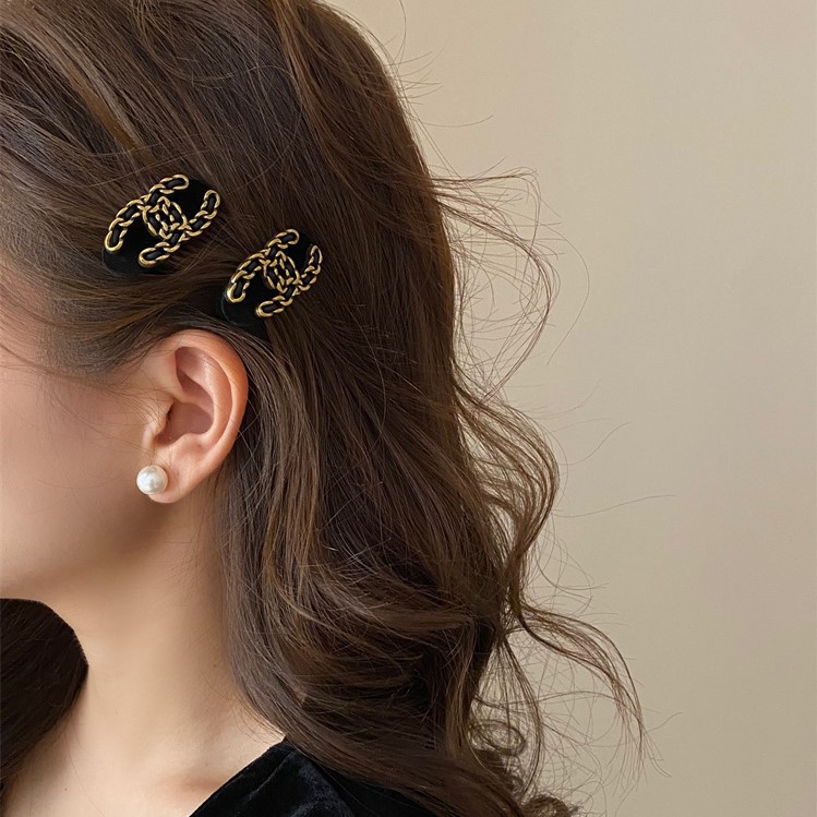 Black chain velvet letter hair clip for spring and summer, double C side clip, retro little chanel-style duckbeak clip, high-end hair accessory Specification drawing