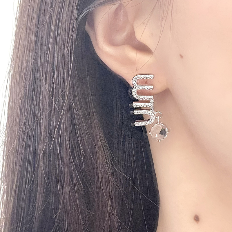 M-letter zircon stud earrings for women, French style, exquisite heart-shaped pink diamonds, high-end, light luxury and fashionable earrings and accessories, trendy Application Scenario