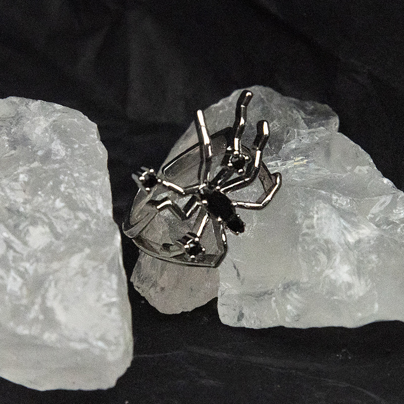 A niche design with a cold and cool style, dark gothic zircon, high-end and touching, trendy and cool personality, and an open black spider ring details Picture
