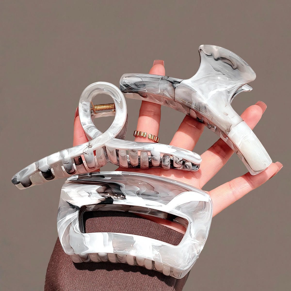 New high-end and exquisite acetate hair clips with a Chinese ink-wash style. The back of the head is a shark clip with a large acetate grab clip details Picture