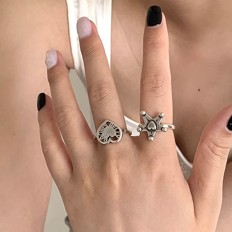 A niche design, retro and aged heart-shaped ring, with a unique, sweet and cool style, fashionable autumn and winter accessory, a five-pointed star opening ring Application Scenario