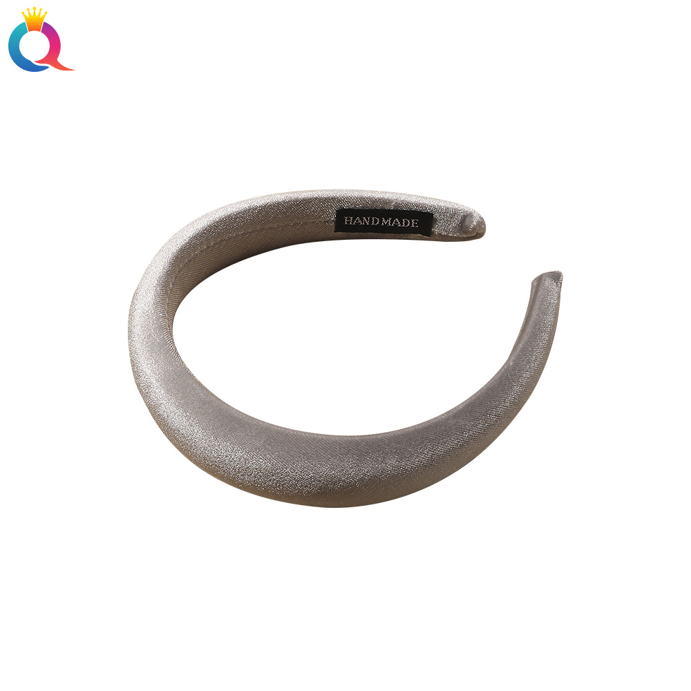 The new bright velvet headband from Qiyue is a versatile Korean-style autumn and winter accessory with wide edges and sponge headbands. It is a simple and elegant women's hair accessory Item Picture