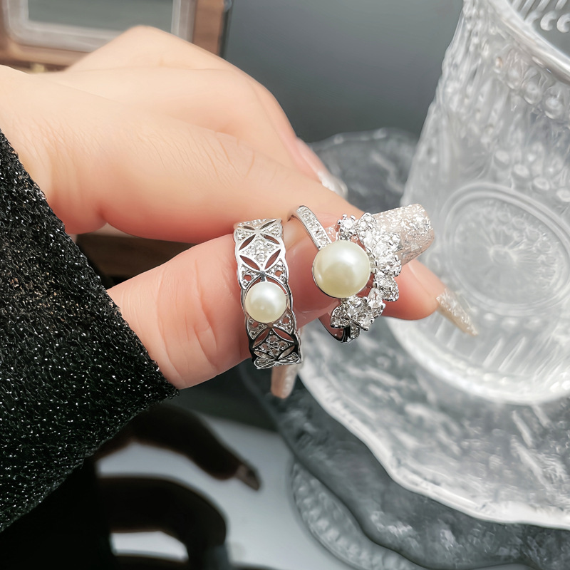 New French gentle and elegant pearl open ring, a fashionable and niche design ring with geometric hollowed-out female flowers full figure