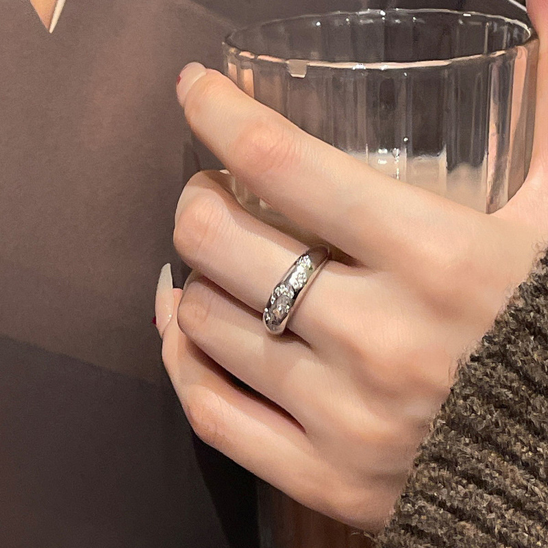 A simple and elegant star and moon micro-inlaid zircon open ring, a light luxury, fashionable and individual ring, a niche design index finger ring Application Scenario
