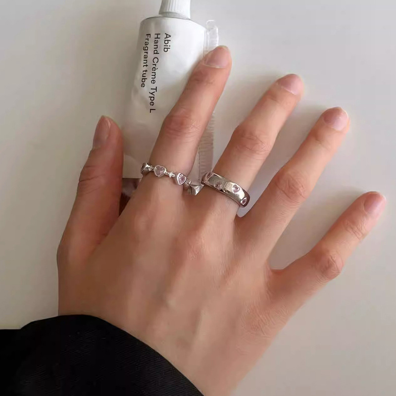 This pink heart-shaped zircon ring from Japan and South Korea exudes a feminine elegance and a touch of light luxury. It features an open ring with a sweet and cool style and is an index finger ring Specification drawing
