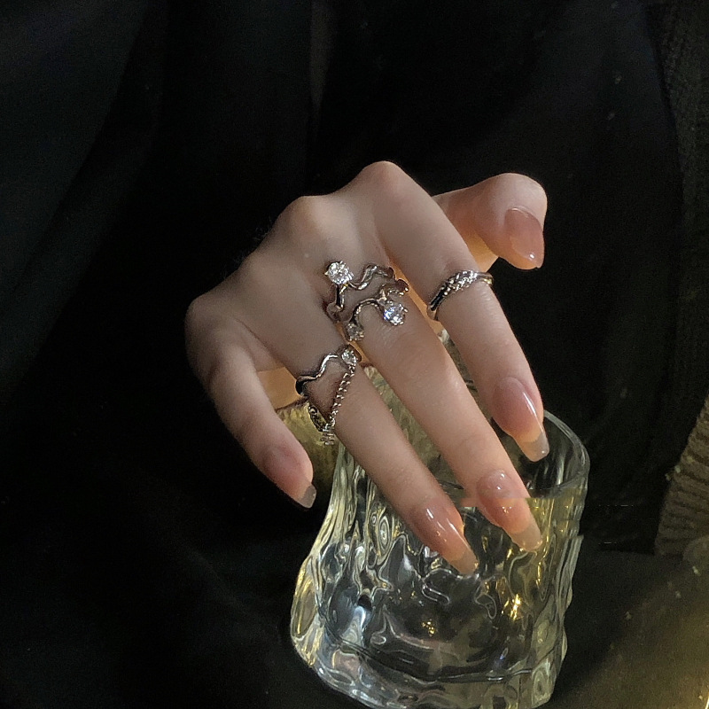 A niche design, irregular, light luxury gemstone, exquisite zircon ring with a Korean high-end feel. The irregular opening is adjustable Specification drawing