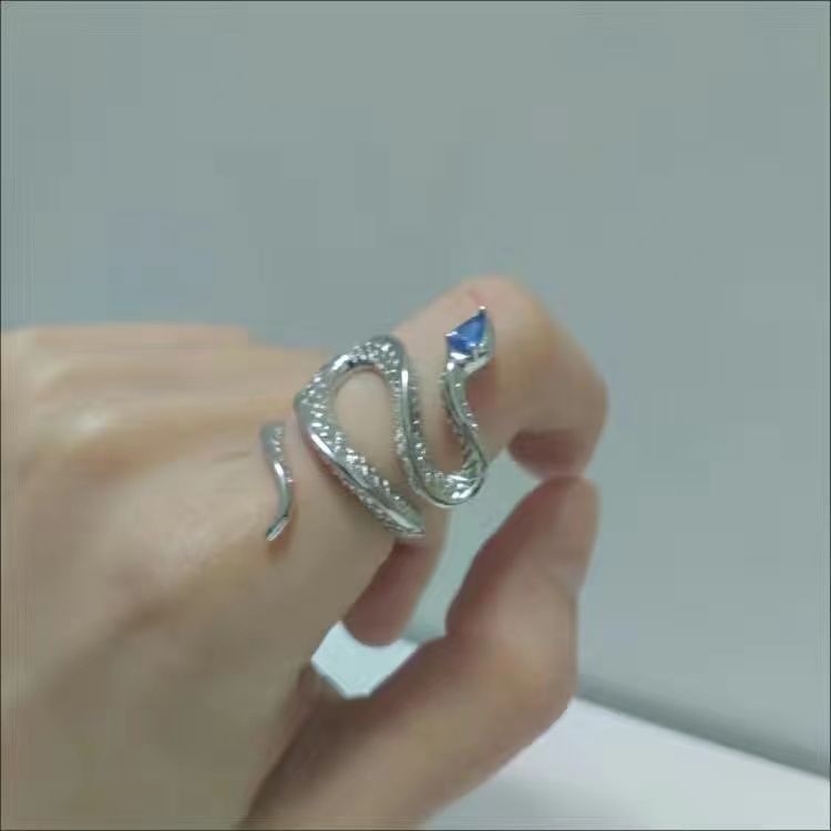 The Topaz Spirit Snake ring is a trendy, cool, and stylish female student ring with a cold and unique high-end feel. It's a light luxury and simple design Specification drawing