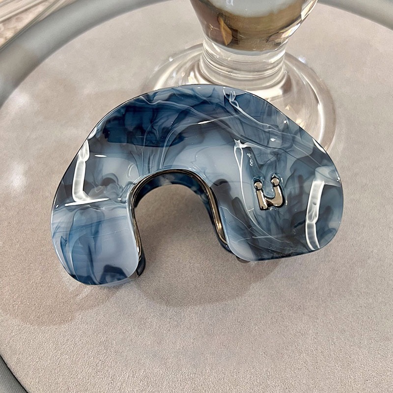 French retro oil painting, blue acetate grabber, women's summer bun, high-end and exquisite hair clip, acetate shark clip Application Scenario