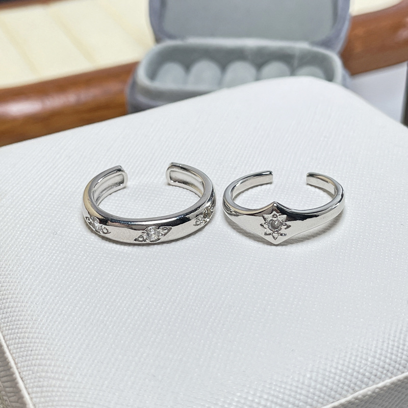 The octagonal star minimalist and individual open ring is a versatile couple ring with a gender-neutral style for women. It is a fashionable, niche and cold accessory Application Scenario
