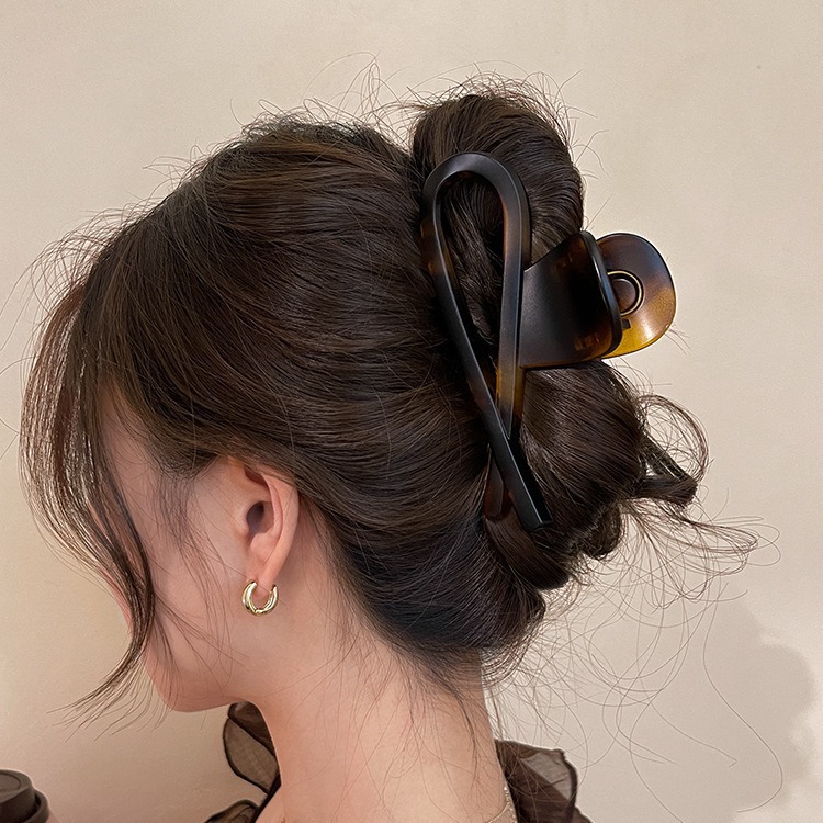 A retro ancient-style hair clip, a woman's back head bun, with a high-end and exquisite shark-grab clip, large hair volume, and many hair accessories Application Scenario