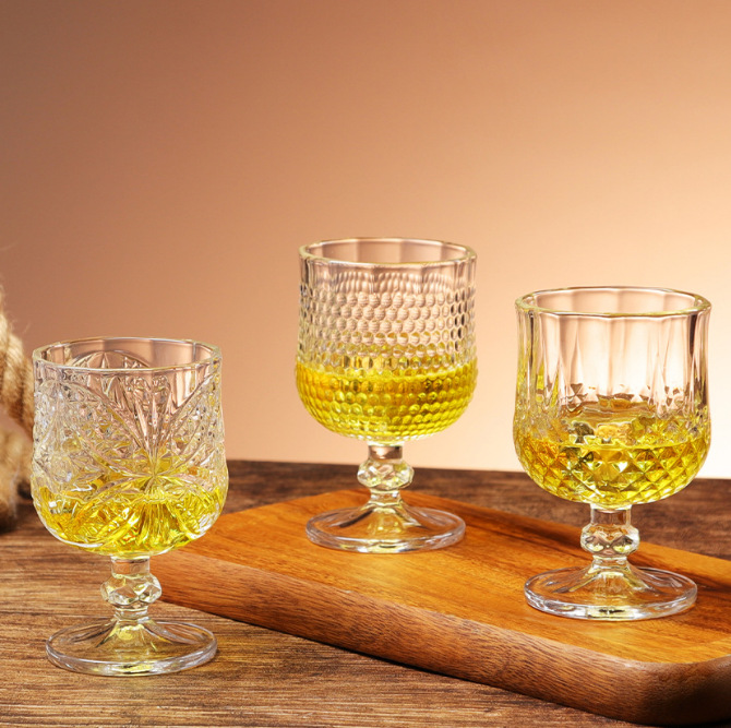 Glass embossed low-footed whisky glass, thickened cocktail glass, sweet wine glass, nightclub juice glass, tasting glass, spirits glass full figure