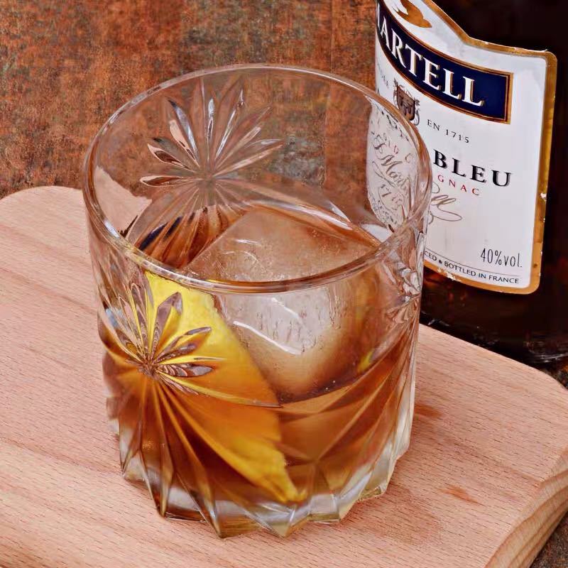 Wholesale of classical relief engraved whisky glasses, classical cocktail glasses, Colin glasses, spirits and ice flower spirits glasses details Picture