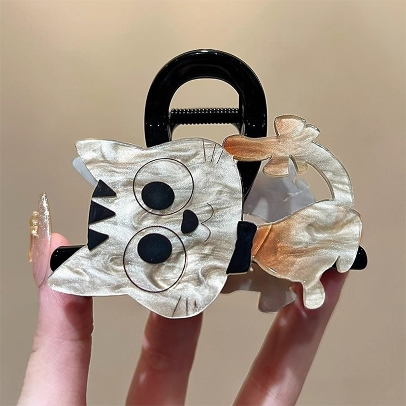 Cute dog scratching the back of the female head, twisting the one-line hair clip, 2025 new high-end shark clip, ins hair clip Application Scenario
