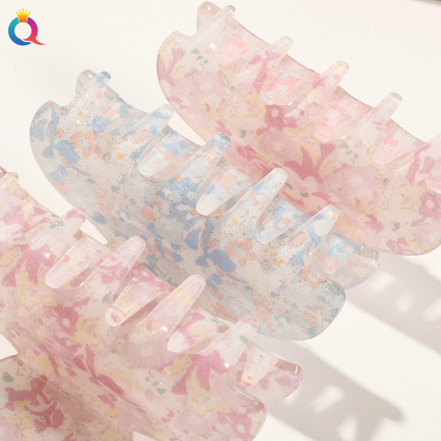 Wholesale of Qiyue's fresh and delicate floral acrylic hair clips, cute shark clips at the back of the head, and simple Daisy claw clips for women Application Scenario