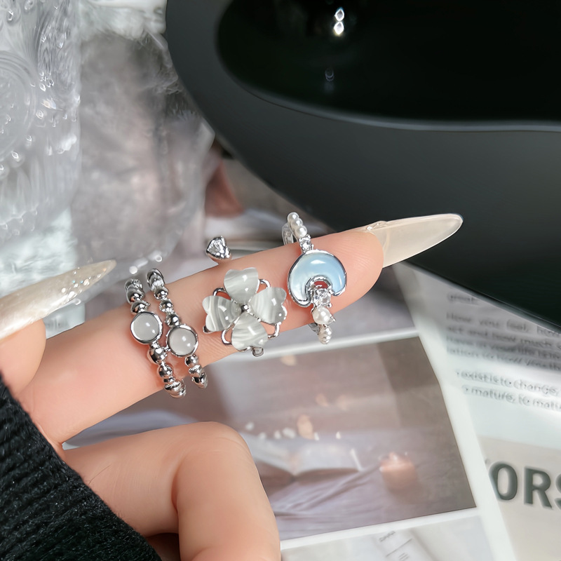 A niche design sense four-leaf clover rotatable ring for women on Instagram, a cold style moon cat's eye stone double-layer simple ring full figure