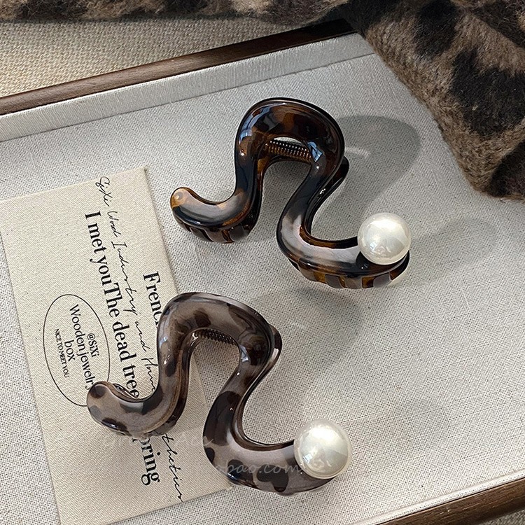 Niche design geometric leopard print pearl hairpin, feminine and high-end, medium-sized semi-clip, personalized shark clip details Picture