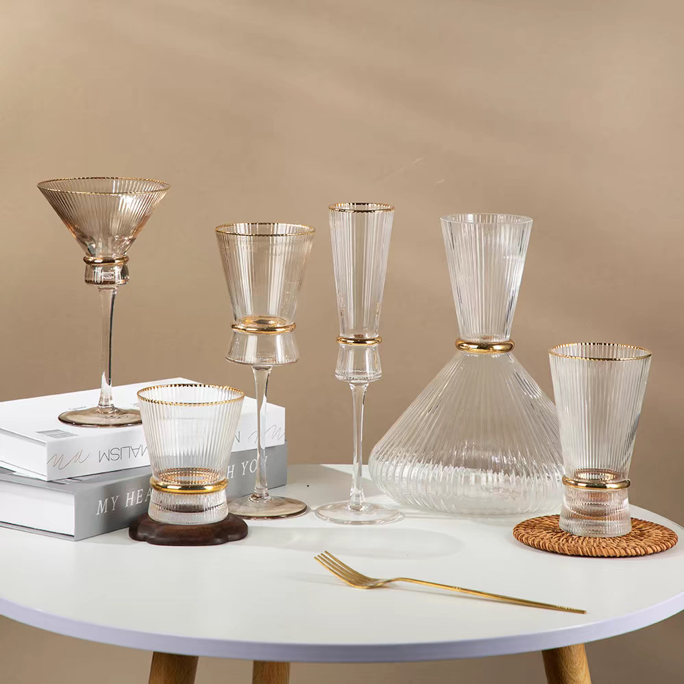 Nordic glass high-footed wine glasses, gold-rimmed red wine glasses, handcrafted champagne glasses, tight-ribbed water glasses, gold-belted chicken-tail glasses full figure