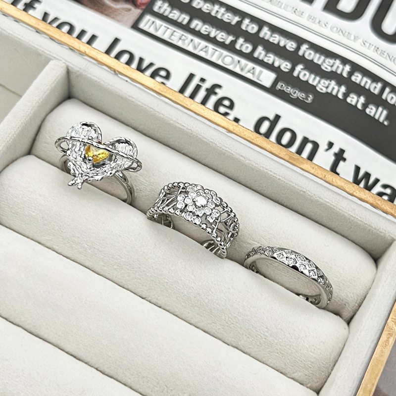 This is a stylish, hollowed-out, slightly inlaid open ring with a sweet and cool feminine touch. It is a delicate ring surrounded by a pleated heart with yellow diamonds Specification drawing