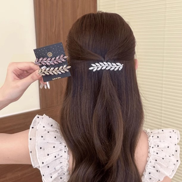 The sparkling diamond wheat ear hair clip is a versatile, fashionable and high-end accessory for women. It features a duckbeak clip, a headpiece, a hair accessory and a forehead hairpin Application Scenario