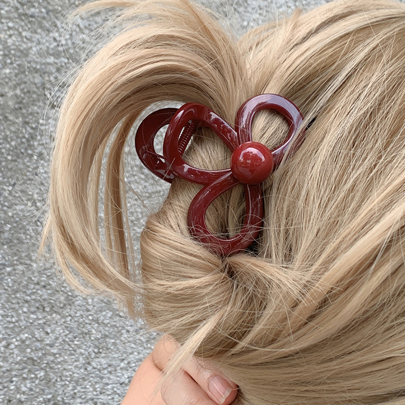 Ankela Red medium-sized pearl claw for women, new high-end bow style, casual semi-tied hair, small volume shark clip Application Scenario