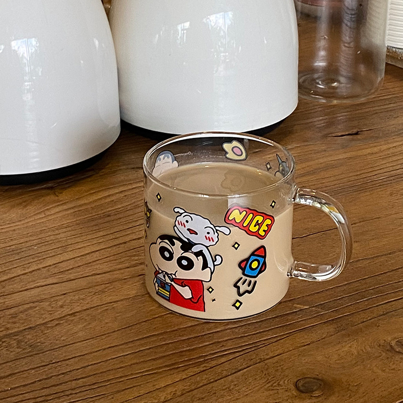 Japanese cartoon printed crayon Shin-chan glass cup, cute heat-resistant milk cup, handle water cup, hello duck Application Scenario