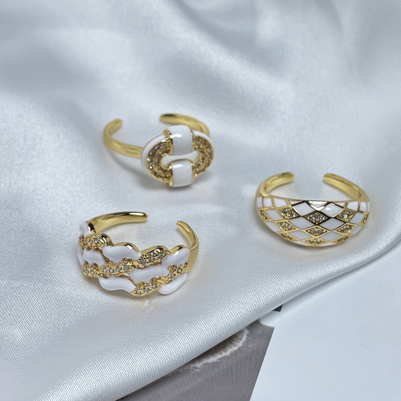 This exquisite diamond-encrusted diamond-shaped geometric drip glaze open ring exudes a unique and high-end French style for women. It is a trendy and stylish ring Specification drawing