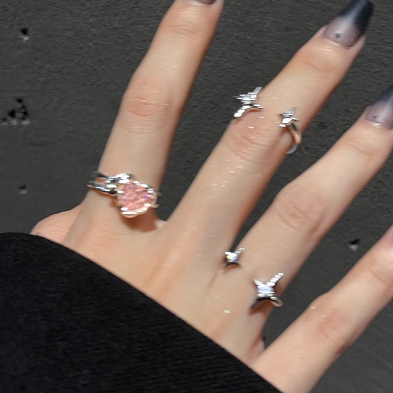 The pink heart-shaped zircon starlight ring is a unique and exquisite index finger ring designed by a Korean Internet celebrity. It is a light luxury open-top ring full figure
