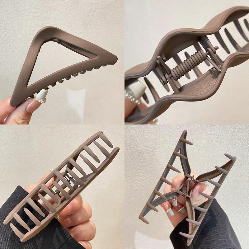 2025 New hollowed-out large triangular gripper, simple and elegant acrylic hairpin, Korean-style hair clip for women Application Scenario