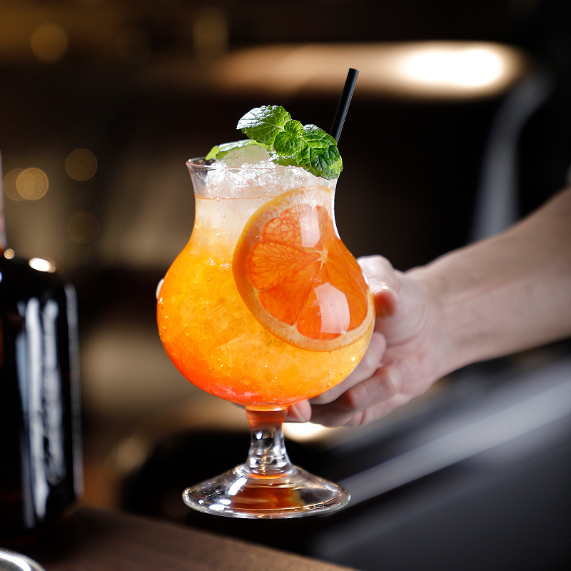 High-footed craft cocktail cups, glass beer mugs, transparent milk tea ice cream cups, milk drink juice cups full figure