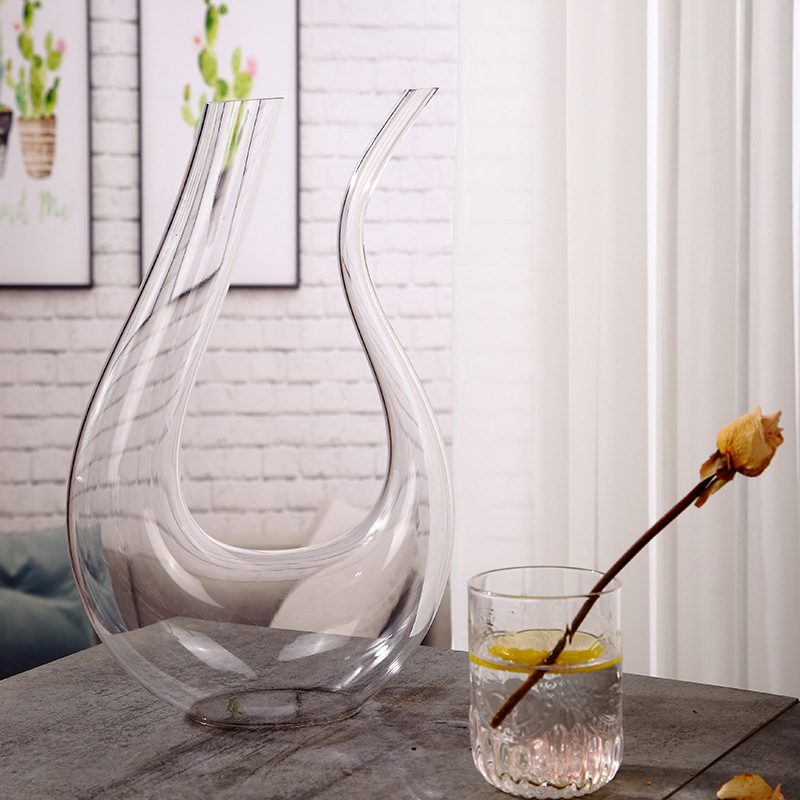U-shaped luxurious and high-end household crystal glass wine divider, European-style wine divider and decanter details Picture