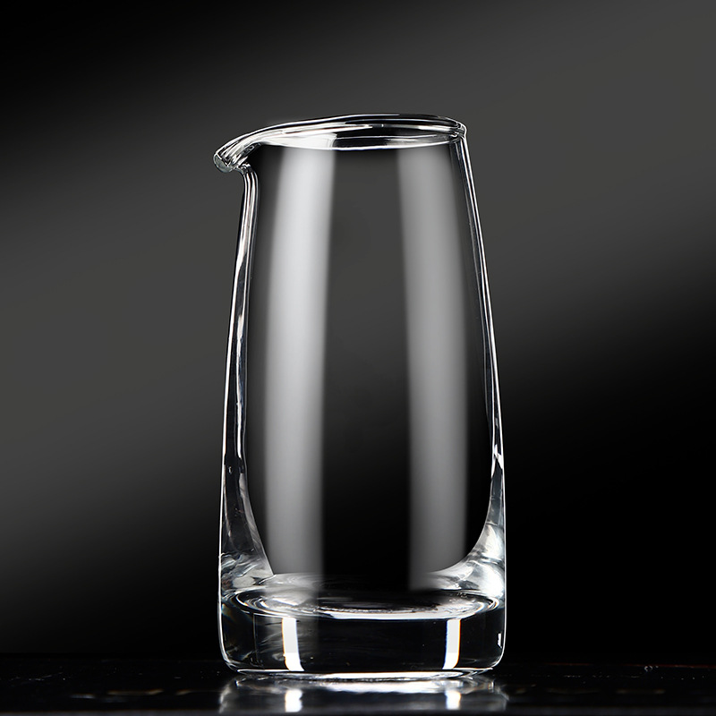 Glass white spirit one-sip cup, bullet cup, wine glass set, gold-scale wine divider, small wine cup for swallowing, gift box set Application Scenario