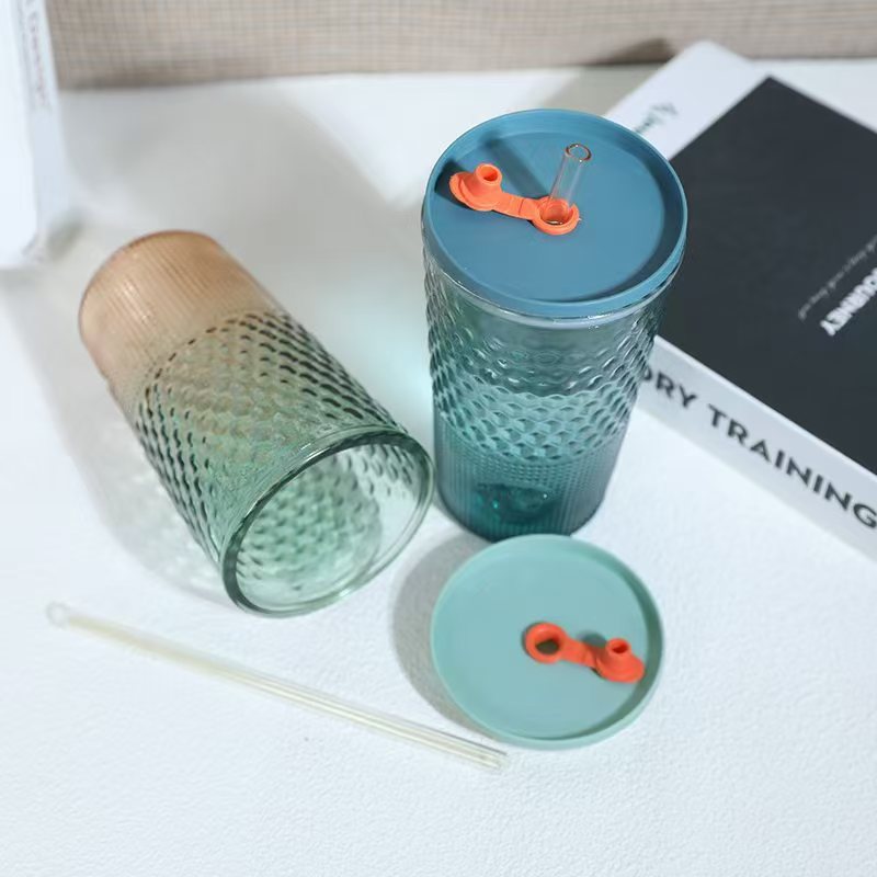 Large-capacity glass straw cup with lid, straw cup, office summer high appearance level Queen cup, milk tea fruit cup Application Scenario