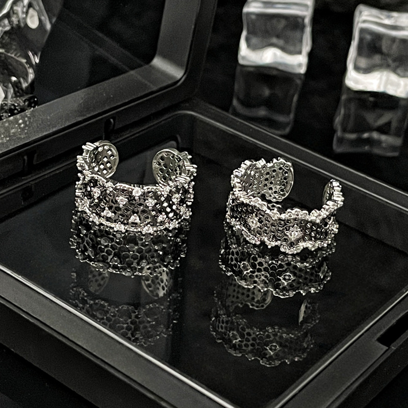European and American cross-border exquisite and light luxury lace hollowed-out edges with full diamonds and open rings, a trendy and fashionable ring design for women Application Scenario