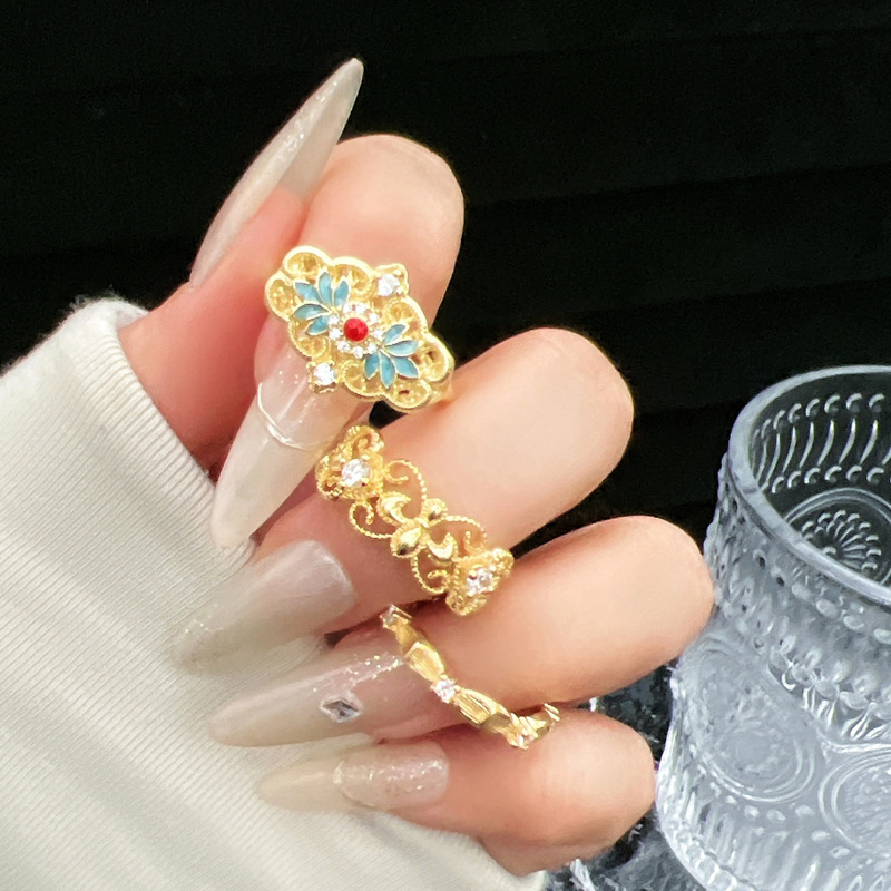 Ancient French style lace hollowed-out fashionable flower opening ring, a cold and elegant female style, a niche iris flower brushed index finger ring full figure