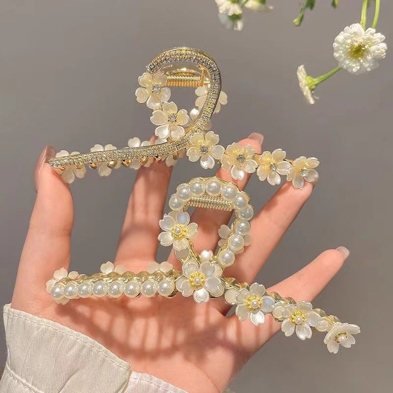 High-end, simple and versatile gardenia flower grabber, elegant and stylish large female hair grabber, back of the head, updo shark clip full figure