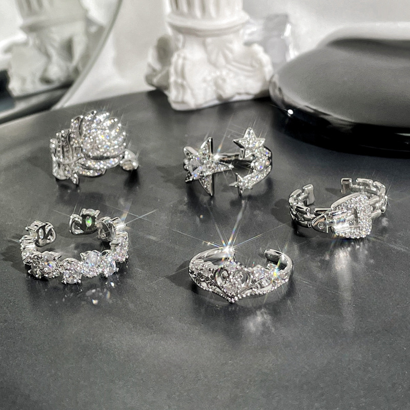 The cool and elegant style of the European and American Instagram, with a star-shaped belt buckle and an open ring, is a niche design for women and a light luxury ring details Picture