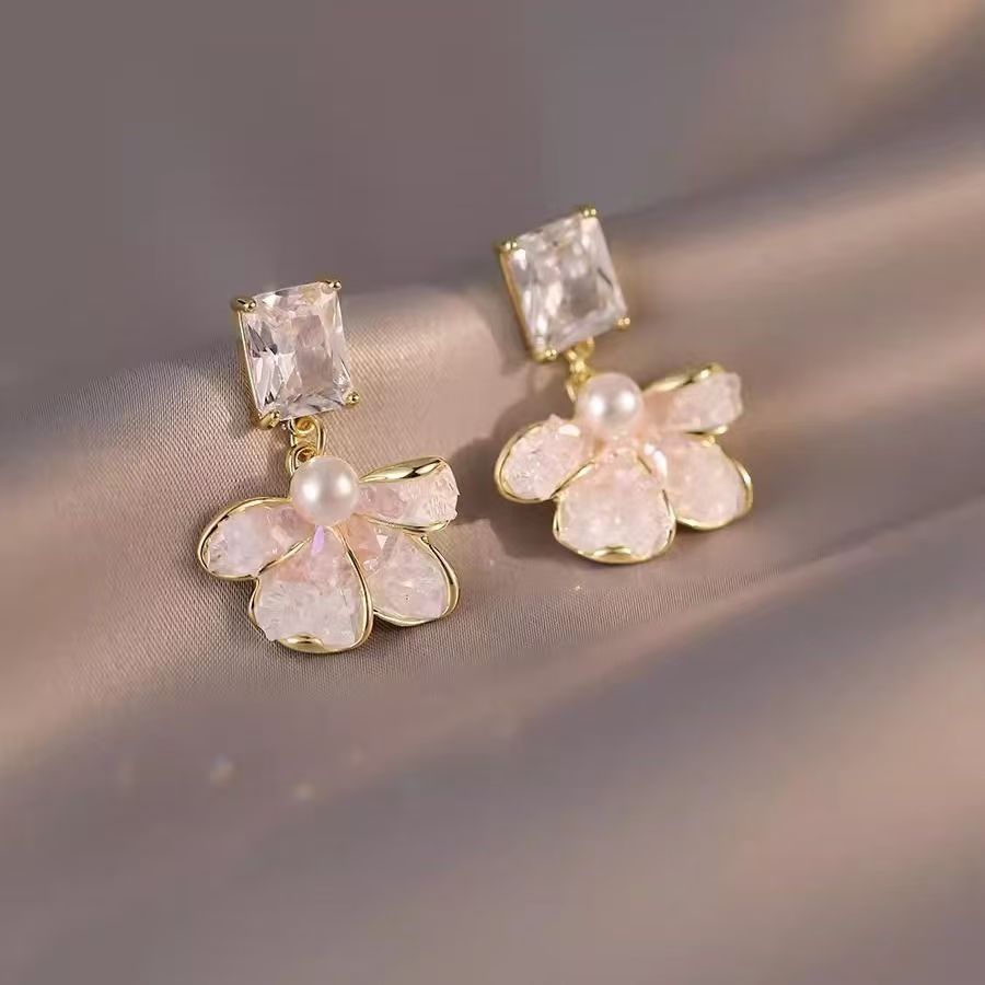 Gradient crystal flower earrings, a trendy and niche design for women, exude a sense of sophistication and exude the charm of Internet celebrities. Earrings and earrings Application Scenario