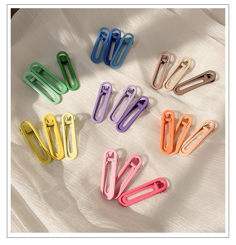 The candy-colored hairpin is a popular Instagram influencer with a sweet and elegant style. It features a fringe clip, a duckbill-shaped clip, and a hair accessory clip details Picture