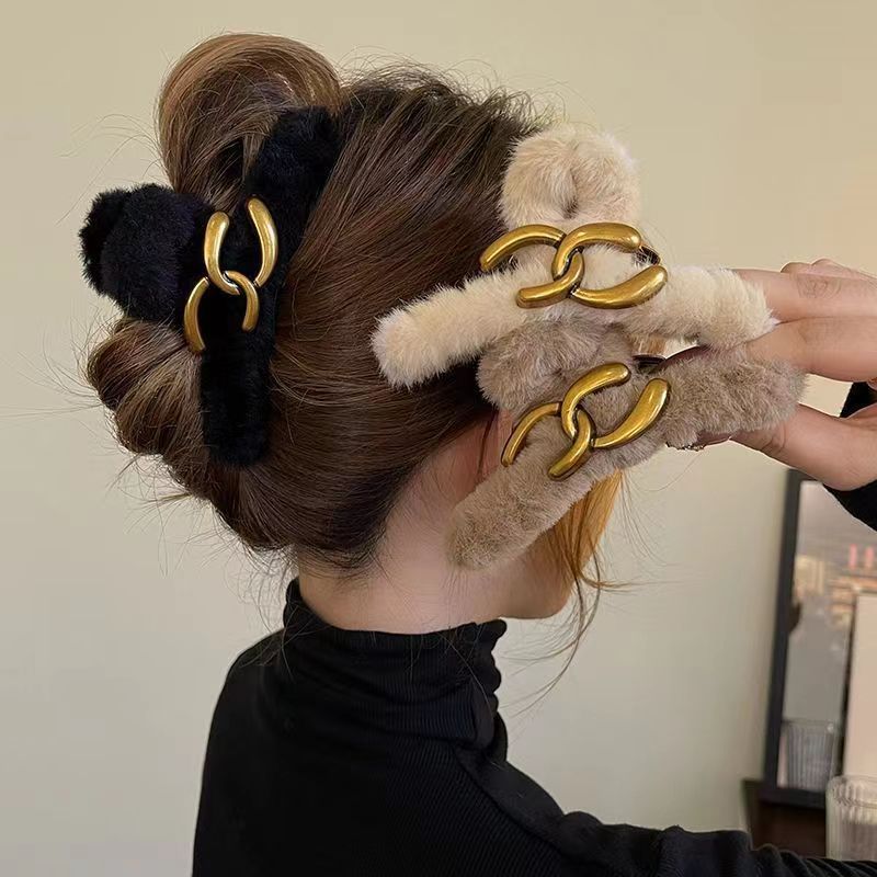 Retro Triumph Gate hair clips, spring and summer hair accessories, high-end and niche Maillard style plush grab clips, girl shark clips full figure