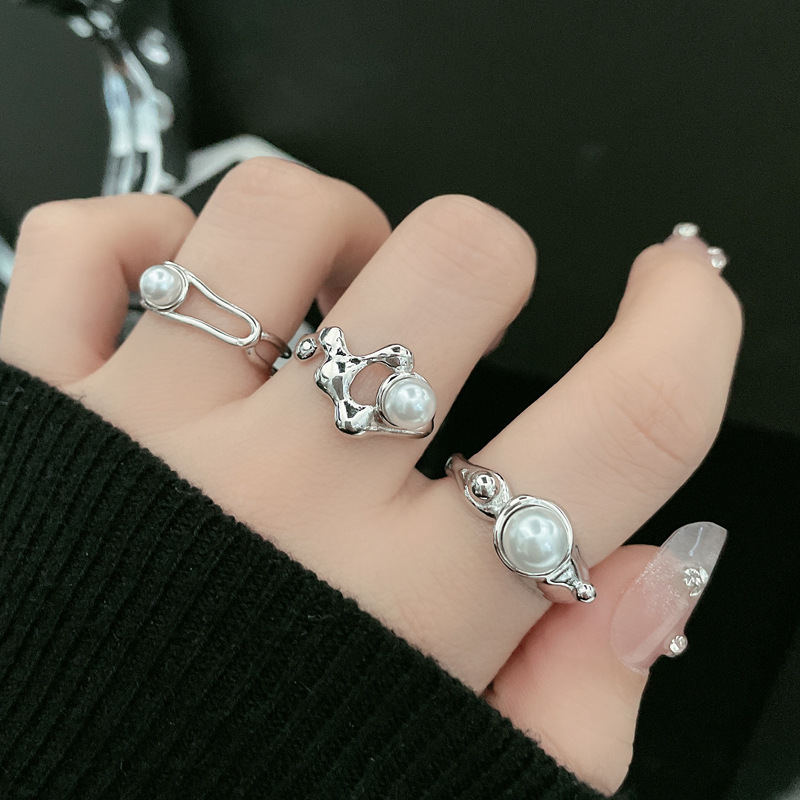 Sweet and cool stacked pearl ring, a fashionable and niche design for women, with an open ring and an irregular line index finger ring full figure