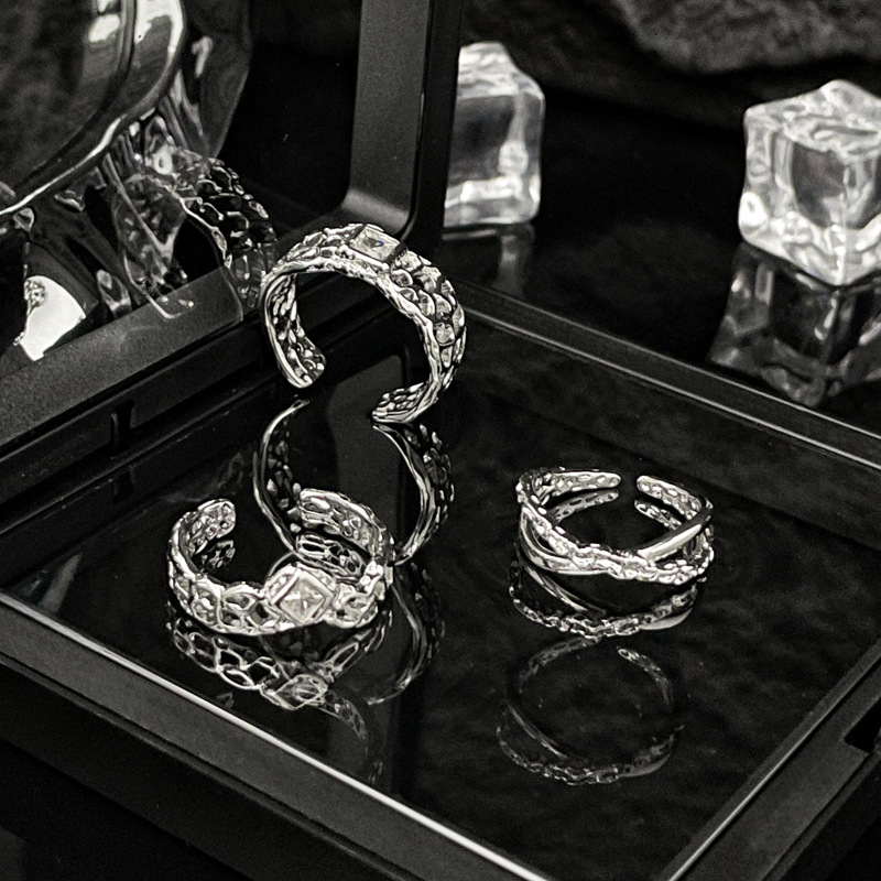 Minimalist irregular texture hollowed-out fashionable open ring for women, a unique and high-end look, versatile and exquisite index finger ring Application Scenario