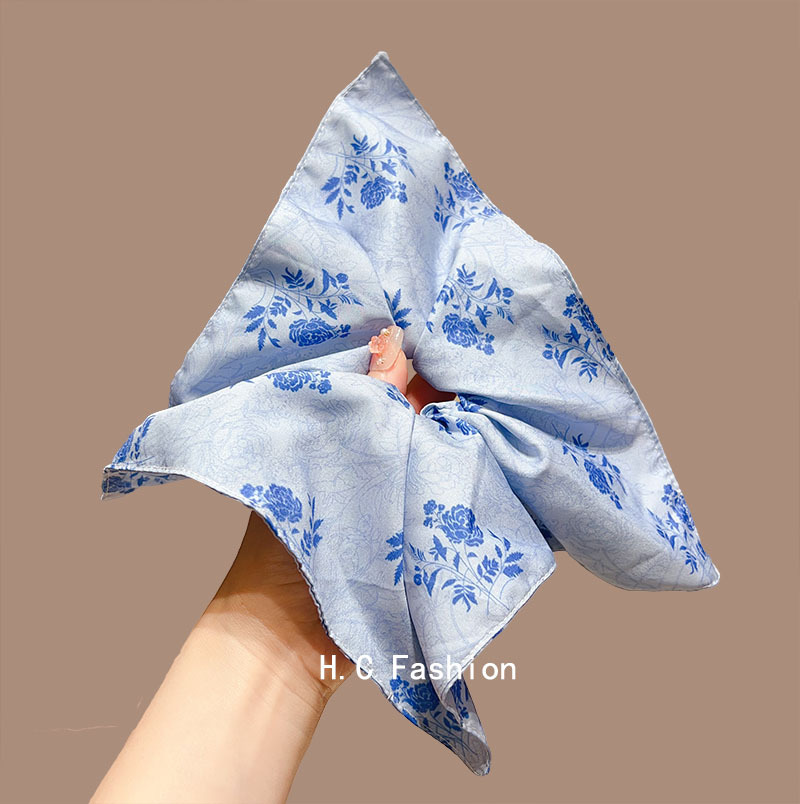 The traditional Chinese blue and white porcelain printed large intestine square scarf hair band exudes a retro and high-end charm. It features a low ponytail hair tie and hair accessory full figure