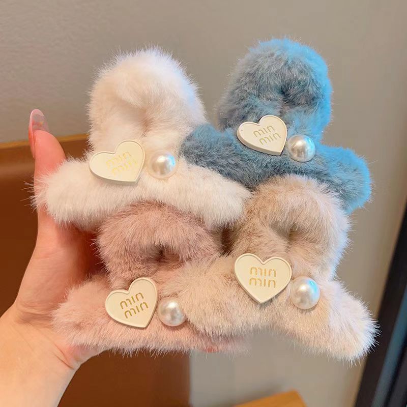 Autumn and winter love plush hair clips, furry hair clips, Korean cute back head updo hair clips, large hair clips, shark clips Application Scenario