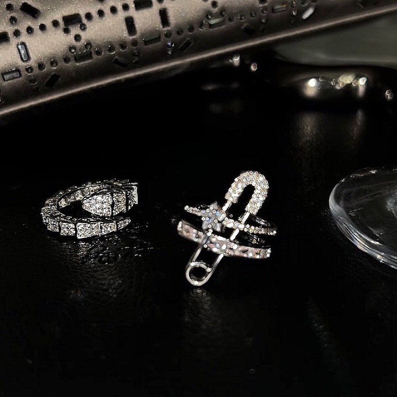 A light luxury and high-end feel, a paperclip full diamond zirconia open ring, a personalized, high-quality, and popular snake-shaped ring trend full figure