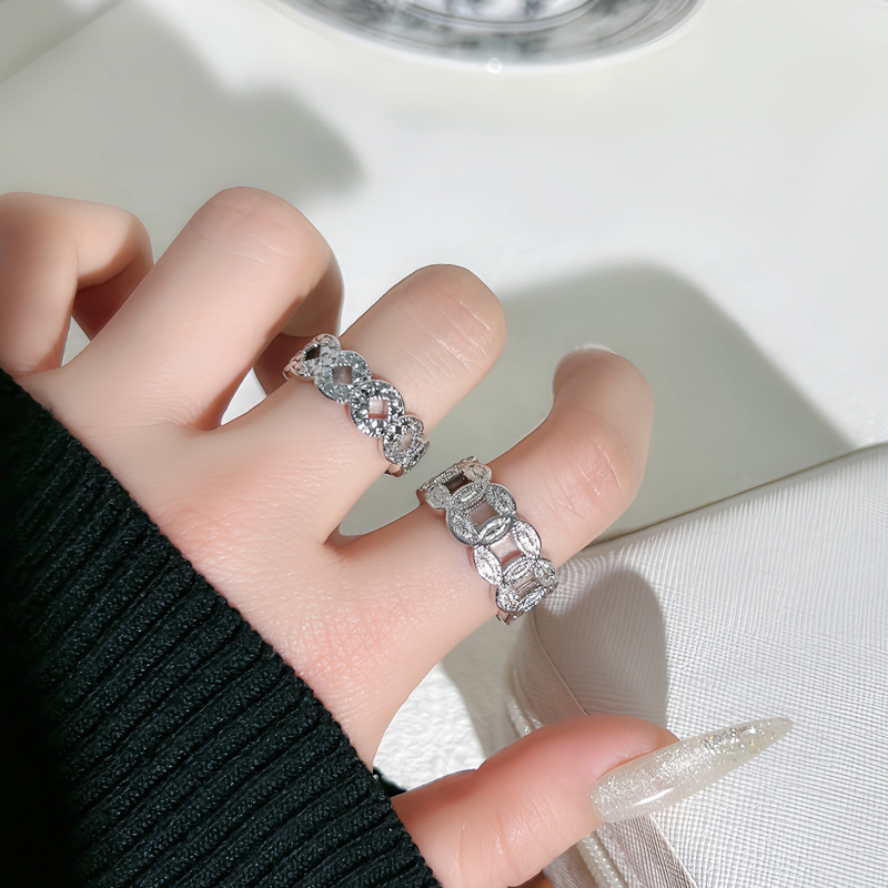 A unique and high-end gold coin ring with a minimalist Chinese trend style, a fashionable and niche retro index finger ring for women full figure